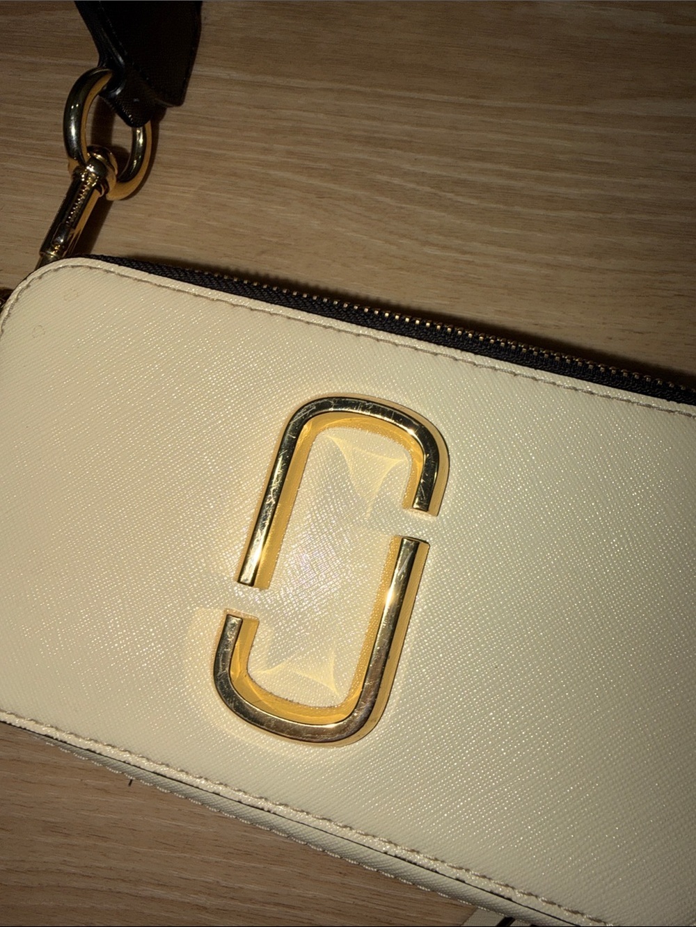 Marc Jacobs Snapshot bag features cream-colored Saffiano leather and gold-tone - Picture 6 of 8